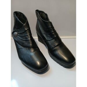 Earth Black Leather Wedge Ankle Boots Button Detail Women's Size